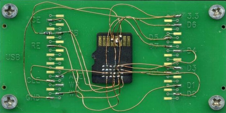 Datenrettung mit Chip-off Mobiltelefone. Zur Rettung wird oft ein neuer Circuit gelegt, um den Chip Inhalt auszulesen.
